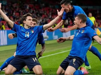 Italy and Denmark cruise through to the quarter finals
