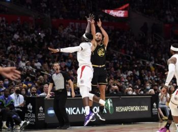 NBA: Stephen Curry inspires Warriors to win over LA Clippers